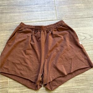 Vuori boyfriend shorts size small color Cedar